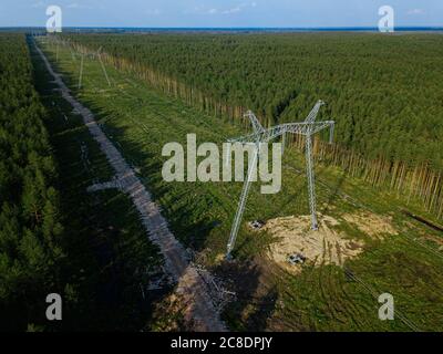 Russland, Leningrad Oblast, Tichwin, Luftaufnahme der Strommasten in der Mitte des entwaldeten Gebietes Stockfoto