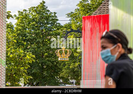 Außengastronomie mit künstlerisch gestalteten Trennwänden und Kellner mit Schutzmasken im Hotel Krone in weil am Rhein, Deutschland Stockfoto