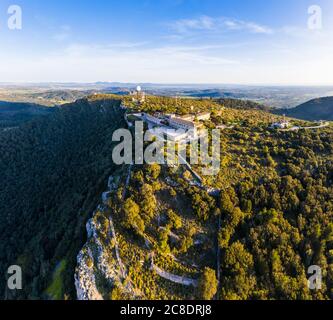 Spanien, Mallorca, Drohne Blick auf Santuari de Nostra Senyora de Cura und Puig De Randa Berg im Sommer Stockfoto