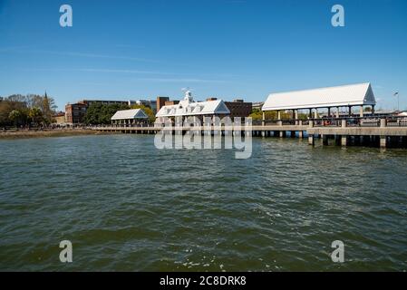 Angelsteg an der Waterfront Park, in Charleston, South Carolina. Stockfoto