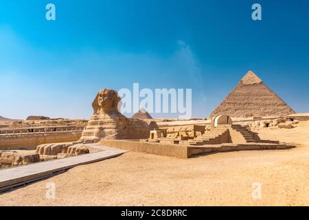 Ägypten, Gizeh Governorat, Gizeh, große Sphinx von Gizeh und Gizeh Pyramiden Stockfoto