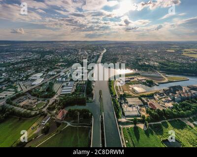 Deutschland, Nordrhein-Westfalen, Minden, Luftbild der Stadt entlang des Mittelland-Kanals Stockfoto