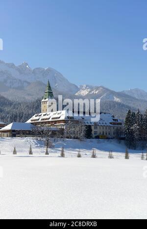 Deutschland, Bayern, Schloss Elmau im schneebedeckten Wettersteingebirge Stockfoto