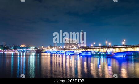 Ägypten, Kairo, Nil, Kasr El Nil Brücke mit El Gezira Kairo Turm bei Nacht Stockfoto