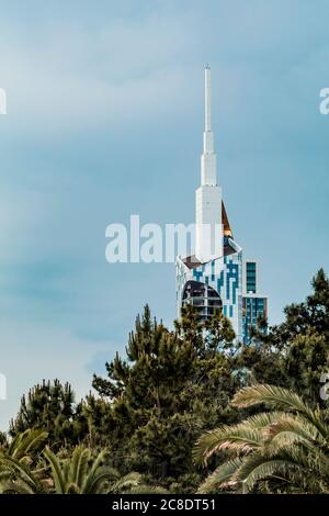 Georgien, Adjara, Batumi, Bäume vor dem Batumi Technological University Tower Stockfoto