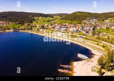 Deutschland, Baden-Württemberg, Schluchsee, Luftaufnahme der Stadt am Ufer des Schluchsee-Stausees im Frühjahr Stockfoto