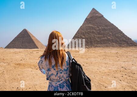 Ägypten, Gizeh Governorate, Gizeh, weibliche Touristen fotografieren Gizeh Pyramiden Stockfoto