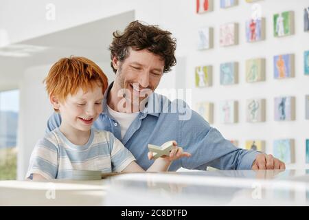 Vater spielt mit glücklichen Sohn in einer Villa Stockfoto