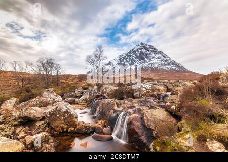 Großbritannien, Schottland, Etive Mor Wasserfall mit Buachaille Etive Mor Berg im Hintergrund Stockfoto