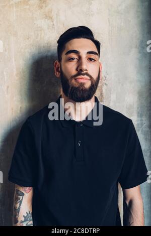 Porträt eines selbstbewussten stilvollen jungen Mannes Stockfoto