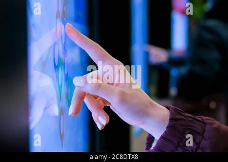 Frau Hand mit Touchscreen-Display des elektronischen Kiosk mit interaktiven Stadtplan an der Straße oder Verkehrsstation - Scrollen und berühren. Navigation Stockfoto