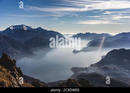 Panoramasicht auf den Comer See von den Bergen, Italien Stockfoto