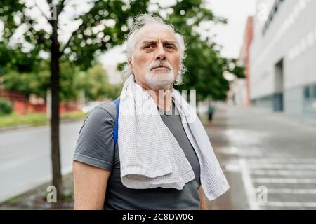 Nahaufnahme eines nachdenklichen älteren Mannes, der im Freien steht und wegschaut Stockfoto