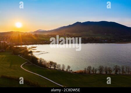 Deutschland, Bayern, Gmund am Tegernsee, Drohnenansicht des Tegernsee bei Sonnenaufgang Stockfoto