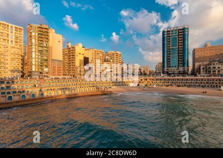 Ägypten, Alexandria, Stadtbild mit Stanley Strand bei Sonnenuntergang Stockfoto