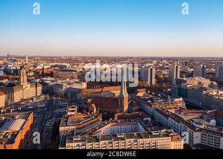 Deutschland, Berlin, Luftansicht der Nikolaikirche und der umliegenden Gebäude des Nikolaiviertels Stockfoto