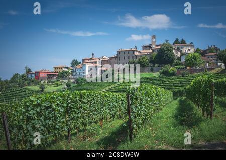 Schöne italienische Landschaft. Neive Blick auf die Stadt von Langhe, italienische Wahrzeichen. UNESCO-Weltkulturerbe Stockfoto