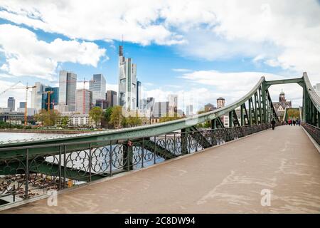 Deutschland, Frankfurt, Innenstadt Wolkenkratzer von der Brücke am Main aus gesehen Stockfoto