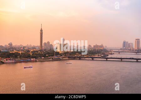 Ägypten, Kairo, Nil mit dem Cairo Tower auf der Insel Gezira bei Sonnenuntergang Stockfoto