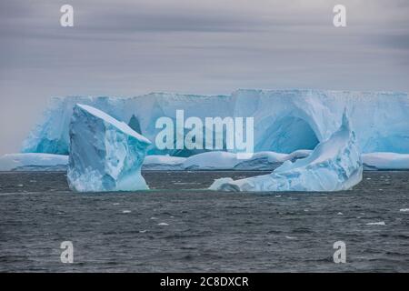 Eisberg schwimmt nahe Ufer der Elephant Island Stockfoto