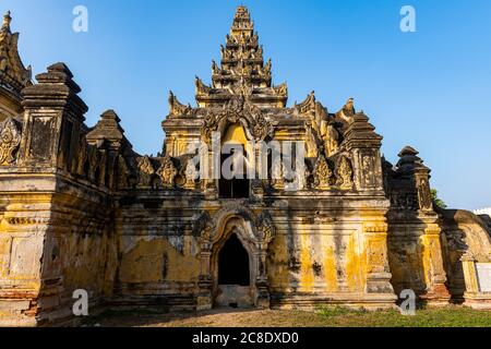 Myanmar, Mandalay Region, Inwa, Eingang des Maha Aungmye Bonzan Klosters Stockfoto