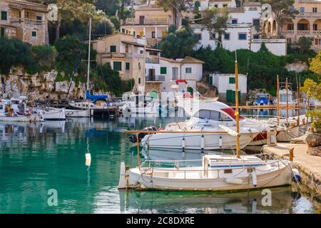 Spanien, Mallorca, Santanyi, Boote im Hafen von Küstendorf im Sommer festgemacht Stockfoto