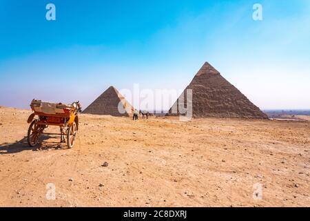 Ägypten, Governorat Gizeh, Gizeh, Kutsche vor den Pyramiden von Gizeh Stockfoto