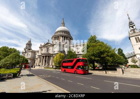 Großbritannien, London, St Paul's Cathedral und roter Doppeldeckerbus an einem sonnigen Tag Stockfoto