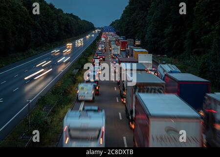Köln, NRW, Deutschland, 23 07 2020, Verkehrsstau auf Autobahn A4, rote Hintergrundbeleuchtung, LKW und PKW, Bewegungsunschärfe, Autobahn Stockfoto