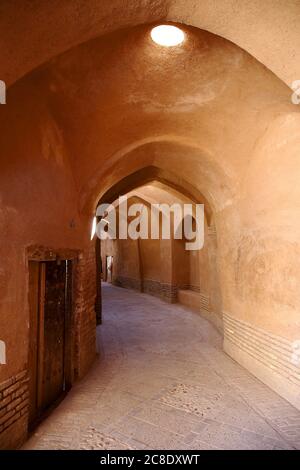 Alte Gasse mit gewölbter Decke in der Altstadt, Yazd, Iran Stockfoto