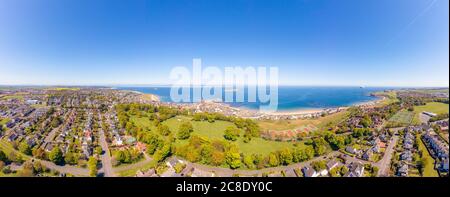 Großbritannien, Schottland, North Berwick, Drohne Blick auf die Küstenstadt im Sommer Stockfoto