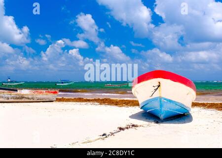 Bunte Fischerboote an einem wunderschönen Strand an der Maya Riviera in Mexiko Stockfoto