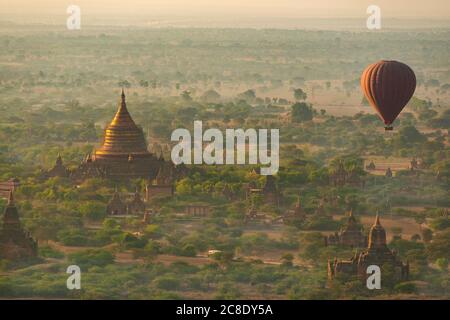 Myanmar, Mandalay Region, Bagan, Heißluftballon fliegen über buddhistische Tempel in der Morgendämmerung Stockfoto