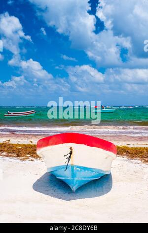 Bunte Fischerboote an einem wunderschönen Strand an der Maya Riviera in Mexiko Stockfoto