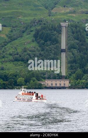 Sloy Power Station, Loch Sloy Hydro-Electric Scheme, vom Loch Lomond aus gesehen mit dem Boot Cruise Loch Lomond im Vordergrund, Schottland, Großbritannien Stockfoto