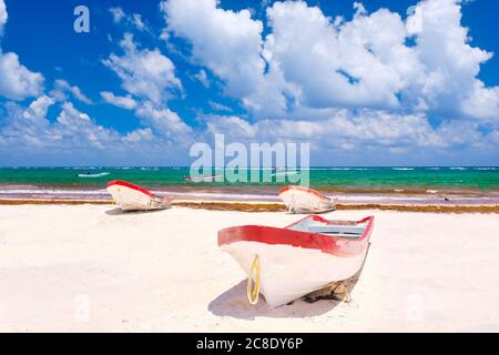 Bunte Fischerboote an einem wunderschönen Strand an der Maya Riviera in Mexiko Stockfoto