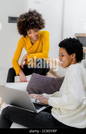 Zwei Freunde mit Laptop zu Hause Stockfoto