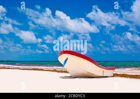 Bunte Fischerboote an einem wunderschönen Strand an der Maya Riviera in Mexiko Stockfoto