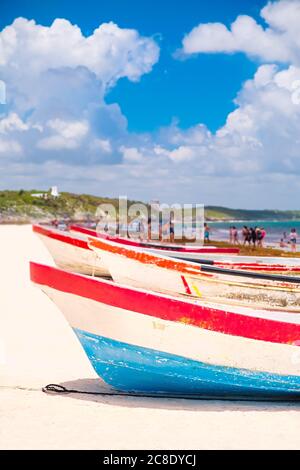 Bunte Fischerboote am Strand von Tulum an der Maya Riviera in Mexiko Stockfoto