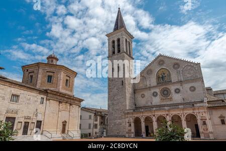 Spoleto, eine herrliche umbrische Stadt, Heimat des Festival dei Due Mondi, ein internationales Ereignis der Musik, Kunst, Kultur und Unterhaltung Stockfoto