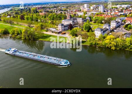 Deutschland, Hessen, Hanau, Hubschrauberlandeflug über die Stadt am Flussufer im Sommer Stockfoto