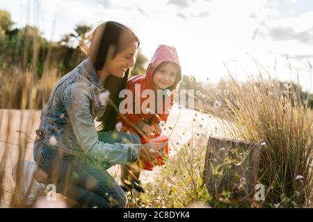 Mutter und Tochter pflücken wilde Blumen Stockfoto