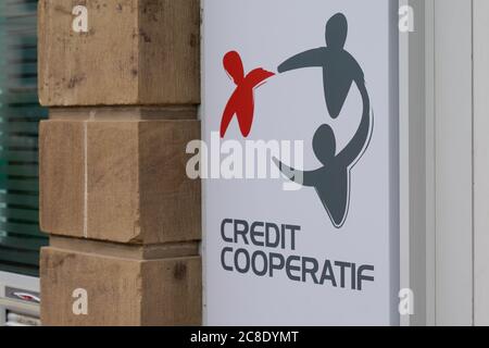 Bordeaux , Aquitaine / Frankreich - 07 21 2020 : Credit cooperatif Zeichen und Text Logo auf Bank Agentur Gebäude Büro in der Straße Stockfoto