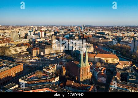 Deutschland, Berlin, Luftansicht der Nikolaikirche und der umliegenden Gebäude des Nikolaiviertels Stockfoto