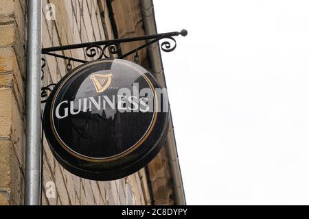 Bordeaux , Aquitaine / Frankreich - 07 21 2020 : guinness Bier Schild und Text Logo an der Wand Gebäude Restaurant Pub Bar Stockfoto