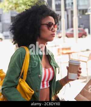 Freundinnen mit Kaffee in Cafe gehen Stockfoto