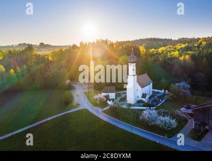 Deutschland, Bayern, Fischbach, Drohne Blick auf die Kirche St. Johannes bei Sonnenaufgang Stockfoto