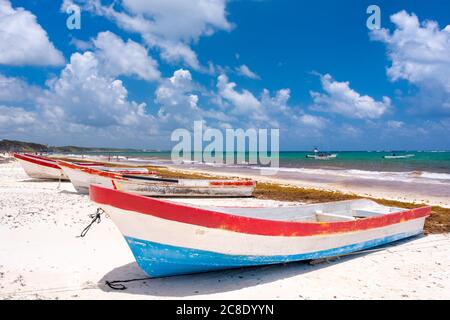 Bunte Fischerboote an einem wunderschönen Strand an der Maya Riviera in Mexiko Stockfoto