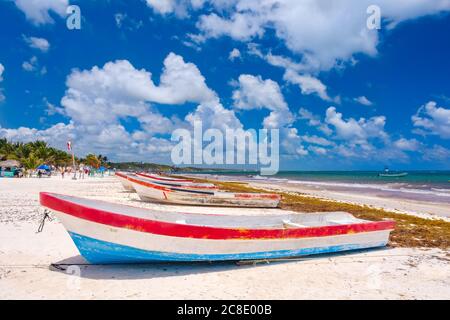 Bunte Fischerboote am Strand in Tulum an der Maya Riviera in Mexiko Stockfoto