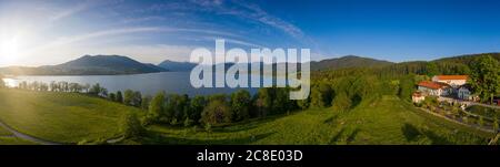 Deutschland, Bayern, Oberbayern, gut Kaltenbrunn bei Gmund am Tegernsee, Dorf und See Stockfoto